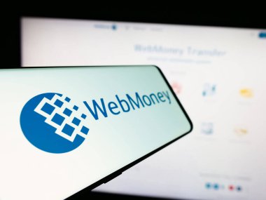Stuttgart, Almanya - 05-03-2024: Rus çevrimiçi ödeme şirketi WebMoney Transfer 'in logosunun yer aldığı akıllı telefon. Telefon ekranının merkez soluna odaklan.