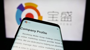 Stuttgart, Almanya - 05-03-2024: Çinli şirket Baosheng Media Group Holdings Limited 'in web sitesi ile akıllı telefon. Telefon ekranının sol üst kısmına odaklan.
