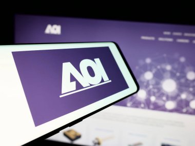 Stuttgart, Almanya - 05-03-2024: Amerikan şirketi Applied Optoelectronics Inc. (AOI) 'nin logosuna sahip akıllı telefon. Telefon ekranının merkez soluna odaklan.