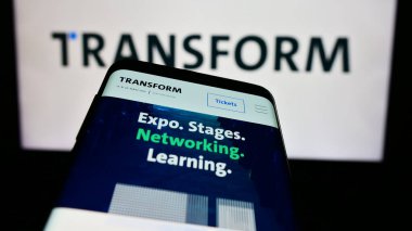 Stuttgart, Almanya - 05-06-2024: Alman teknoloji etkinliği TRANSFORM (Bitkom e.V.) web siteli akıllı telefon Logonun önünde. Telefon ekranının sol üst kısmına odaklan.