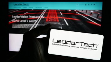 Stuttgart, Almanya - 05-06-2024: İnternet sitesi önünde Kanadalı lidar şirketi LeddarTech Holding Inc. 'nin logosuna sahip kişi. Telefon ekranına odaklan.