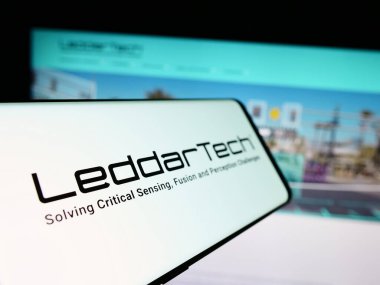 Stuttgart, Almanya - 05-06-2024: Kanadalı lidar şirketi LeddarTech Holding Inc. 'in logolu akıllı telefon. Telefon ekranının merkez soluna odaklan.