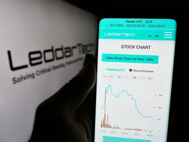 Stuttgart, Almanya - 05-06-2024: Kanadalı lidar şirketi LeddarTech Holding Inc. 'in web sitesiyle logo önünde cep telefonu tutan kişi. Telefon ekranının merkezine odaklan.