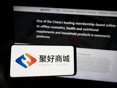 Stuttgart, Almanya - 05-06-2024: İnternet sitesi önünde Çinli e-ticaret şirketi Jowell Global Ltd. 'nin logosuna sahip kişi. Telefon ekranına odaklan.