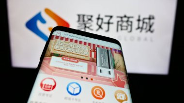 Stuttgart, Almanya - 05-06-2024: Çinli e-ticaret şirketi Jowell Global Ltd. 'nin web sitesi ile birlikte iş logosu önünde cep telefonu. Telefon ekranının sol üst kısmına odaklan.