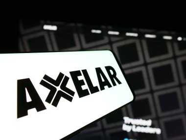 Stuttgart, Almanya - 05-07-2024: İnternet sitesi önünde ağ geliştirme şirketi Axelar Foundation 'ın logosuna sahip akıllı telefon. Telefon ekranının merkez soluna odaklan.
