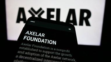 Stuttgart, Almanya - 05-07-2024: Ağ geliştirme şirketi Axelar Foundation 'ın web sitesiyle birlikte logo önünde cep telefonu. Telefon ekranının sol üst kısmına odaklan.
