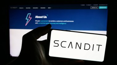 Stuttgart, Almanya - 05-07-2024: İsviçreli teknoloji şirketi Scandit AG 'nin logosunun bulunduğu akıllı telefon sahibi kişi web sitesi önünde. Telefon ekranına odaklan.