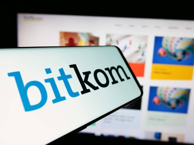 Stuttgart, Almanya - 05-07-2024: İnternet sitesi önünde Alman telekomünikasyon derneği Bitkom e. V. logosu bulunan akıllı telefon. Telefon ekranının merkezine odaklan.