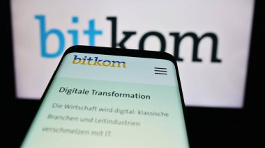 Stuttgart, Almanya - 05-07-2024: Alman telekomünikasyon derneği Bitkom e. V. 'nin web sitesiyle logo önünde cep telefonu. Telefon ekranının sol üst kısmına odaklan.