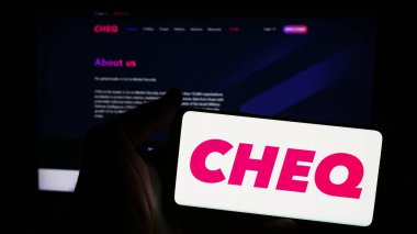 Stuttgart, Almanya - 05-07-2024: İnternet sitesi önünde üzerinde ABD 'li siber güvenlik şirketi CHEQ AI Technologies Ltd.' nin logosu bulunan kişi. Telefon ekranına odaklan.