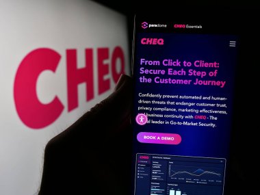 Stuttgart, Almanya - 05-07-2024: ABD 'li siber güvenlik şirketi CHEQ AI Technologies Ltd.' nin internet sayfası ile logo önünde cep telefonu tutan kişi. Telefon ekranının merkezine odaklan.