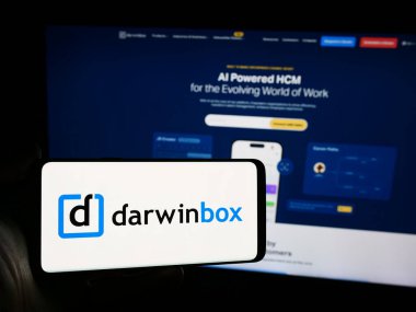 Stuttgart, Almanya - 05-08-2024: Hint şirketi Darwinbox Digital Solutions Pvt. Ltd. Web sayfasının önünde. Telefon ekranına odaklan.