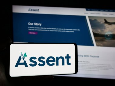Stuttgart, Almanya - 05-08-2024: İnternet sitesinin önünde Kanadalı tedarik zinciri Assent Compliance Inc. 'in logosuna sahip kişi. Telefon ekranına odaklan.