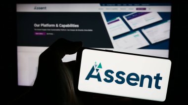 Stuttgart, Almanya - 05-08-2024: İnternet sayfasının önünde Kanadalı tedarik zinciri şirketi Assent Compliance Inc. 'in logosuna sahip cep telefonu sahibi kişi. Telefon ekranına odaklan.