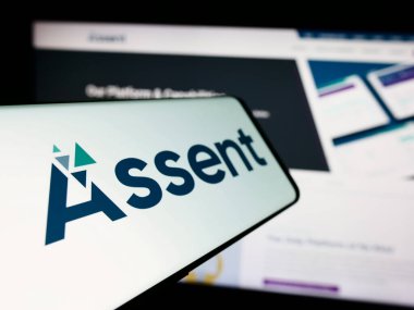 Stuttgart, Almanya - 05-08-2024: Kanada tedarik zinciri şirketi Assent Compliance Inc. 'in logosunu taşıyan cep telefonu. Telefon ekranının soluna odaklan.