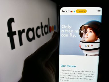 Stuttgart, Almanya - 05-08-2024: Yapay zeka şirketi Fraktal Analitik Onaylama 'nın web sayfası ile akıllı telefon tutan kişi Logolu Ltd. Telefon ekranının merkezine odaklan.