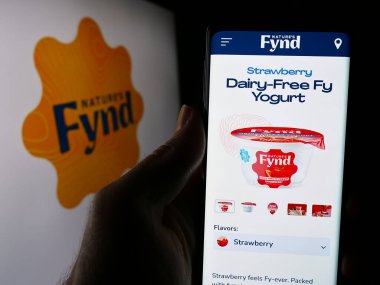 Stuttgart, Almanya - 05-14-2024: ABD 'li şirket The Fynder Group Inc. (Doğa Fynd)' in web sayfası ile logo önünde cep telefonu bulunduran kişi. Telefon ekranının merkezine odaklan.