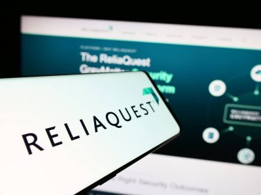 Stuttgart, Almanya - 05-14-2024: Amerikan siber güvenlik şirketi ReliaQuest LLC 'nin logolu cep telefonu. Telefon ekranının merkez soluna odaklan.