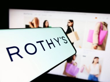 Stuttgart, Almanya - 05-14-2024: İnternet sitesinin önünde Amerikan ayakkabı ve aksesuar şirketi Rothy 'nin logosu bulunan cep telefonu. Telefon ekranının merkez sağına odaklan.