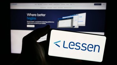 Stuttgart, Almanya - 05-14-2024: İnternet sitesi önünde ABD 'li emlak hizmetleri pazar yeri şirketi Lessen Inc.' in logosuna sahip kişi. Telefon ekranına odaklan.