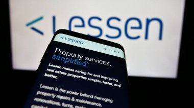 Stuttgart, Almanya - 05-14-2024: İş logosu önünde ABD 'li emlak hizmetleri pazar yeri şirketi Lessen Inc.' nin web sitesi ile cep telefonu. Telefon ekranının sol üst kısmına odaklan.