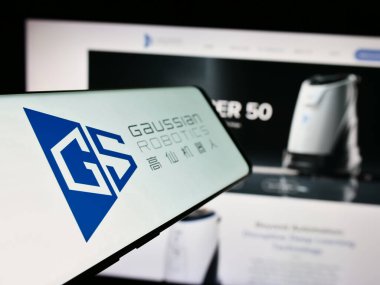 Stuttgart, Almanya - 05-14-2024: Singapur şirketi Gaussian Robotics Pte 'nin logolu cep telefonu. Ltd. İş sitesinin önünde. Telefon ekranının soluna odaklan.
