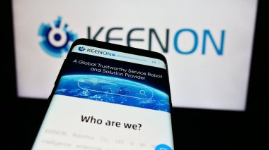 Stuttgart, Almanya - 05-16-2024: Çinli hizmet robotu firması Keenon Robotics Co. Ltd. Telefon ekranının sol üst kısmına odaklan.
