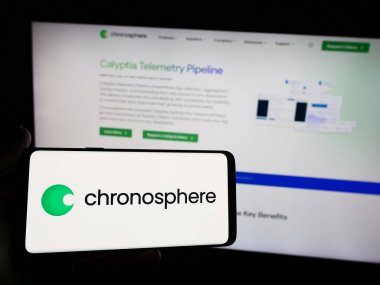 Stuttgart, Almanya - 05-16-2024: İnternet sitesi önünde ABD gözlem platformu şirketi Kronosfer Inc. 'in logosuna sahip akıllı telefon sahibi kişi. Telefon ekranına odaklan.