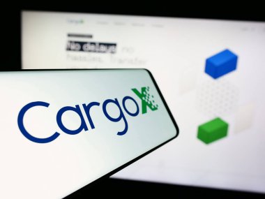 Stuttgart, Almanya - 05-15-2024: Sloven engelleme teknolojisi şirketi CargoX Ltd. 'nin logosuna sahip cep telefonu web sitesinin önünde. Telefon ekranının merkez soluna odaklan.