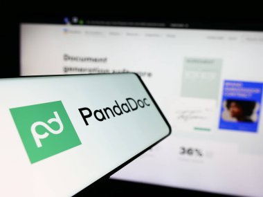 Stuttgart, Almanya - 05-16-2024: İnternet sitesinin önünde Amerikan belge otomasyon yazılım şirketi PandaDoc Inc. 'in logosuna sahip akıllı telefon. Telefon ekranının merkez soluna odaklan.