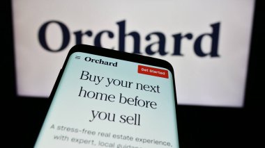 Stuttgart, Almanya - 05-16-2024: ABD 'li emlak platformu şirketi Orchard Technologies Inc.' nin web sitesi logo önünde cep telefonu. Telefon ekranının sol üst kısmına odaklan.