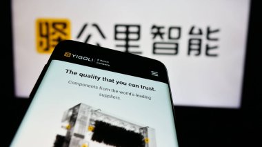 Stuttgart, Almanya - 05-16-2024: Çinli teknoloji şirketi Yigongli Intelligence 'ın (1KMXC) web sitesi ile logo önünde akıllı telefon. Telefon ekranının sol üst kısmına odaklan.