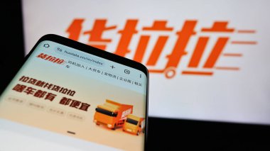 Stuttgart, Almanya - 05-17-2024: Çinli lojistik platformu şirketi Huolala 'nın web sitesiyle birlikte iş logosu önünde cep telefonu. Telefon ekranının sol üst kısmına odaklan.