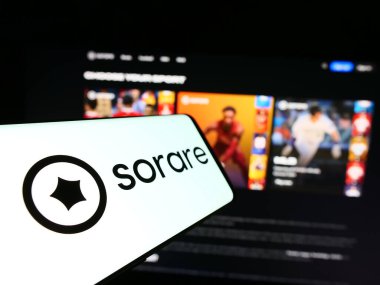 Stuttgart, Almanya - 05-21-2024: Fransız kripto fantezi spor şirketi Sorare SAS 'ın logosunu taşıyan cep telefonu. Telefon ekranının merkez soluna odaklan.
