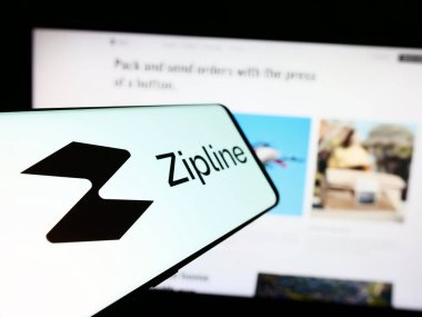 Stuttgart, Almanya - 05-21-2024: İnternet sitesi önünde Zeplin International Inc. 'in logosuna sahip akıllı telefon. Telefon ekranının merkez soluna odaklan.