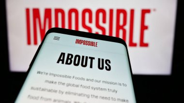 Stuttgart, Almanya - 05-21-2024: İş logosu önünde ABD 'li et yedek şirketi Impossible Foods Inc.' nin web sitesi ile akıllı telefon. Telefon ekranının sol üst kısmına odaklan.