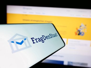 Stuttgart, Almanya - 05-21-2024: İnternet sitesi önünde Alman sivil toplum örgütü FragDenStaat 'ın logosu bulunan cep telefonu. Telefon ekranının merkez soluna odaklan.