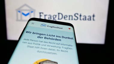 Stuttgart, Almanya - 05-21-2024: Alman sivil toplum örgütü FragDenStaat 'ın web sitesiyle birlikte logo önünde cep telefonu. Telefon ekranının sol üst kısmına odaklan.