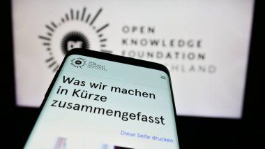 Stuttgart, Almanya - 05-21-2024: Deutschland E.V. Açık Bilgi Vakfı web sitesi ile cep telefonu (OKFDE) Logonun önünde. Telefon ekranının sol üst kısmına odaklan.