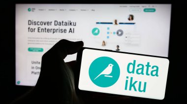 Stuttgart, Almanya - 05-21-2024: İnternet sayfası önünde üzerinde Amerikan Yapay Zeka (AI) şirketi Dataiku Inc. Telefon ekranına odaklan.