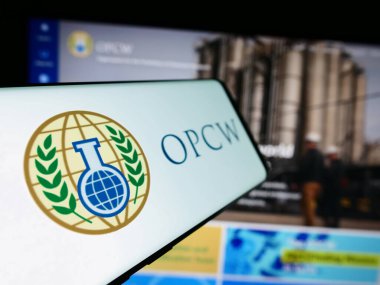 Stuttgart, Almanya - 05-22-2024: İnternet sitesi önünde Kimyasal Silah Yasaklama Örgütü (OPCW) logosu bulunan cep telefonu. Telefon ekranının soluna odaklan.