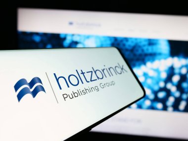 Stuttgart, Almanya - 05-22-2024: Alman medya şirketi Holtzbrinck Publishing Group 'un logosunun yer aldığı cep telefonu. Telefon ekranının merkez soluna odaklan.