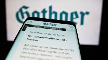 Stuttgart, Almanya - 05-22-2024: Alman sigorta şirketi Gothaer Versicherungsbank VVaG 'ın internet sitesiyle birlikte cep telefonu logosu önünde. Telefon ekranının sol üst kısmına odaklan.