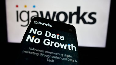 Stuttgart, Almanya - 05-15-2024: İş logosu önünde Güney Koreli dijital pazarlama şirketi IGAWorks 'un web sitesi ile cep telefonu. Telefon ekranının sol üst kısmına odaklan.