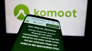 Stuttgart, Almanya - 05-23-2024: İş logosu önünde Alman rota planlama uygulaması komoot GmbH web sayfası bulunan cep telefonu. Telefon ekranının sol üst kısmına odaklan.