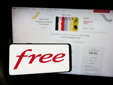 Stuttgart, Almanya - 05-23-2024: Fransız telekomünikasyon şirketi Free S.A.S. İnternet sitesinin önünde. Telefon ekranına odaklan.