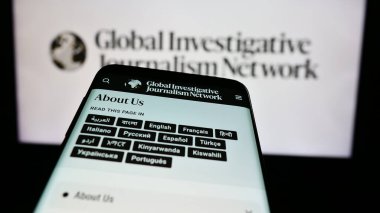 Stuttgart, Almanya - 05-23-2024: Logo önünde Küresel Araştırmacı Gazetecilik Ağı (GIJN) web sitesi bulunan cep telefonu. Telefon ekranının sol üst kısmına odaklan.