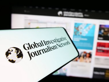 Stuttgart, Almanya - 05-23-2024: Web sitesi önünde Küresel Araştırmacı Gazetecilik Ağı (GIJN) logosu bulunan akıllı telefon. Telefon ekranının soluna odaklan.