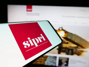 Stuttgart, Almanya - 05-23-2024: Stockholm Uluslararası Barış Araştırma Enstitüsü 'nün (SIPRI) logosuna sahip cep telefonu. Telefon ekranının merkez sağına odaklan.